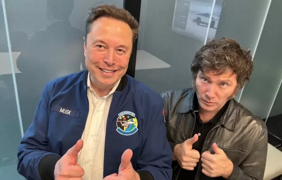 Con su amigo Elon Musk, que -por ahora- no larga un mango