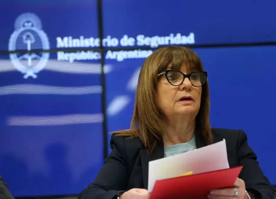 Desde Buenos Aires, la ministra integra un comit de crisis que poco y nada aport al conflicto
