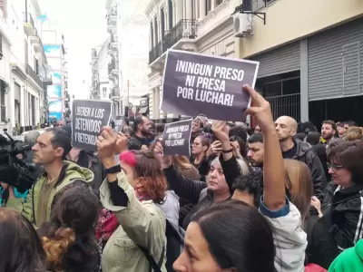 Fuerte movilizacin para exigir la liberacin de los detenidos en la protesta contra la Ley Bases