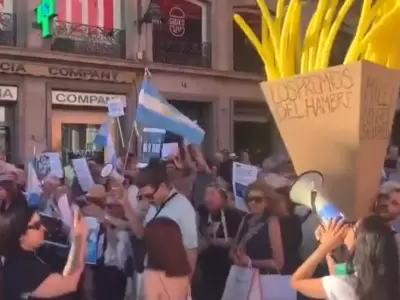 El recibimiento de Milei en Madrid: ninguneos, denuncias y papas fritas